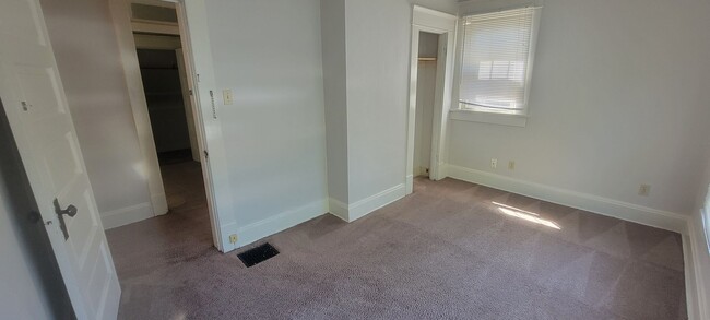 Building Photo - 5 Bedroom House - Walking distance from Central Campus