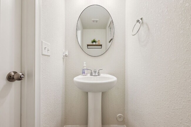 Building Photo - "Spacious 4-Bed Sanctuary with 3.5 Baths in Fountain, CO – Your Perfect Home Awaits!"