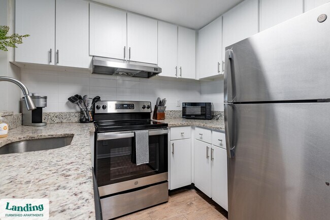 Building Photo - 1000 Palm Pl Dr NE