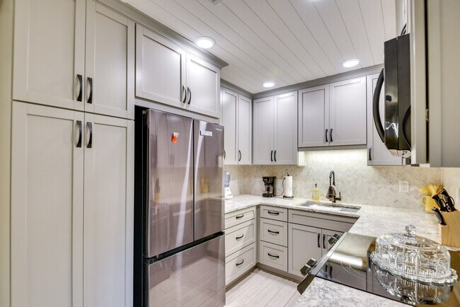 Building Photo - 3800 Saxon Dr