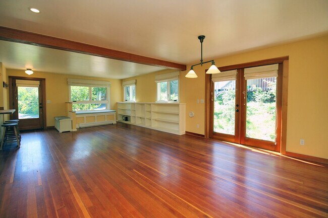 Building Photo - Beautifully Remodeled 2 Bedroom Collins Vi...