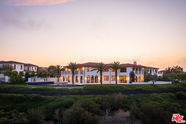 Building Photo - 28 Tide Watch