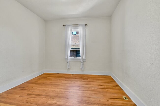 Building Photo - $2,600.00, 1 bed + non-conforming room, 1 ...