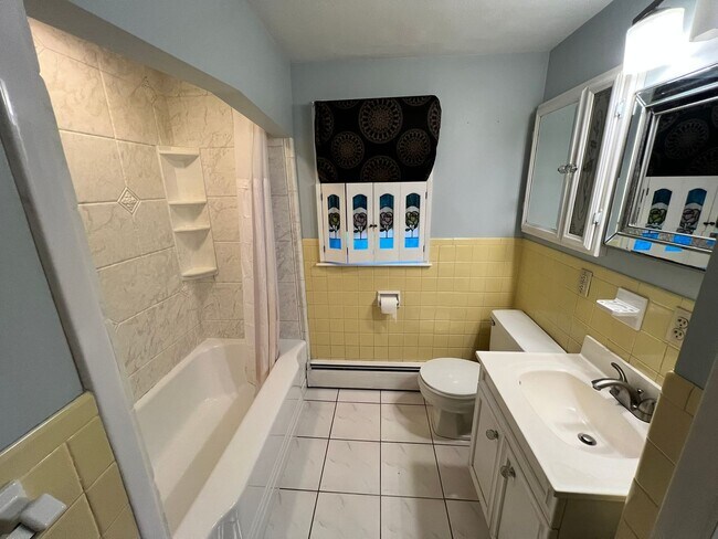 Building Photo - Single Family Home for Rent in Longmeadow!