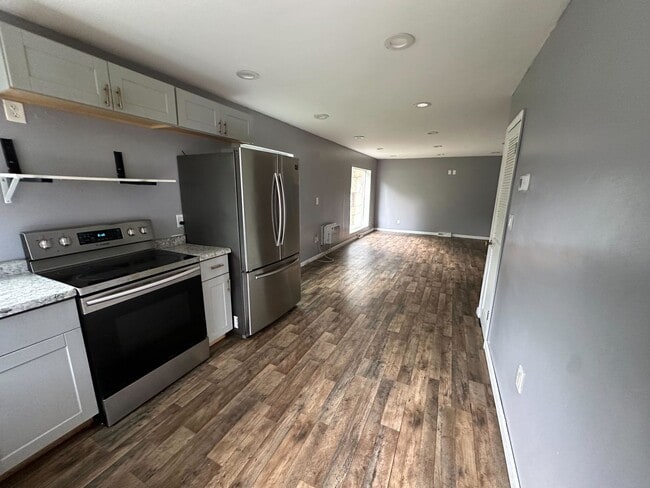 Building Photo - Discover this newly renovated 3-bedroom, 1.5-bath home in Euclid