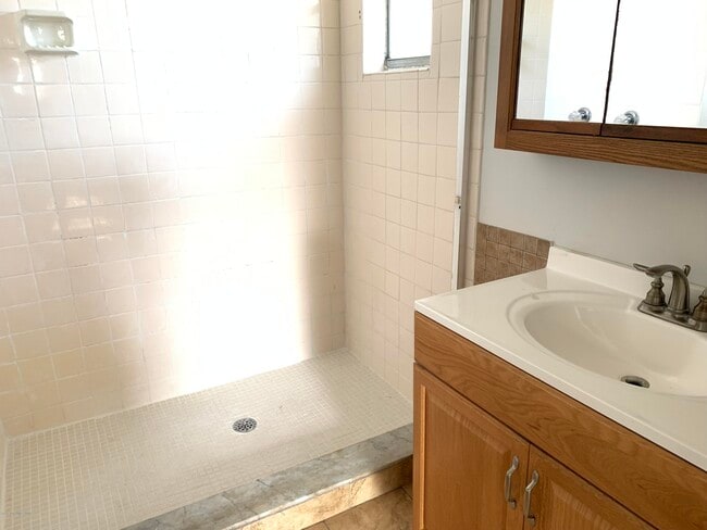 Building Photo - 609 Croton Rd