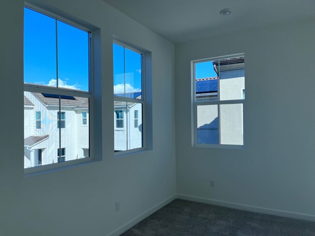 Building Photo - 4077 Pomelo Dr