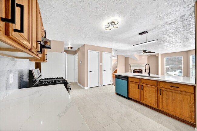 Building Photo - 15014 Middle Oaks Blvd