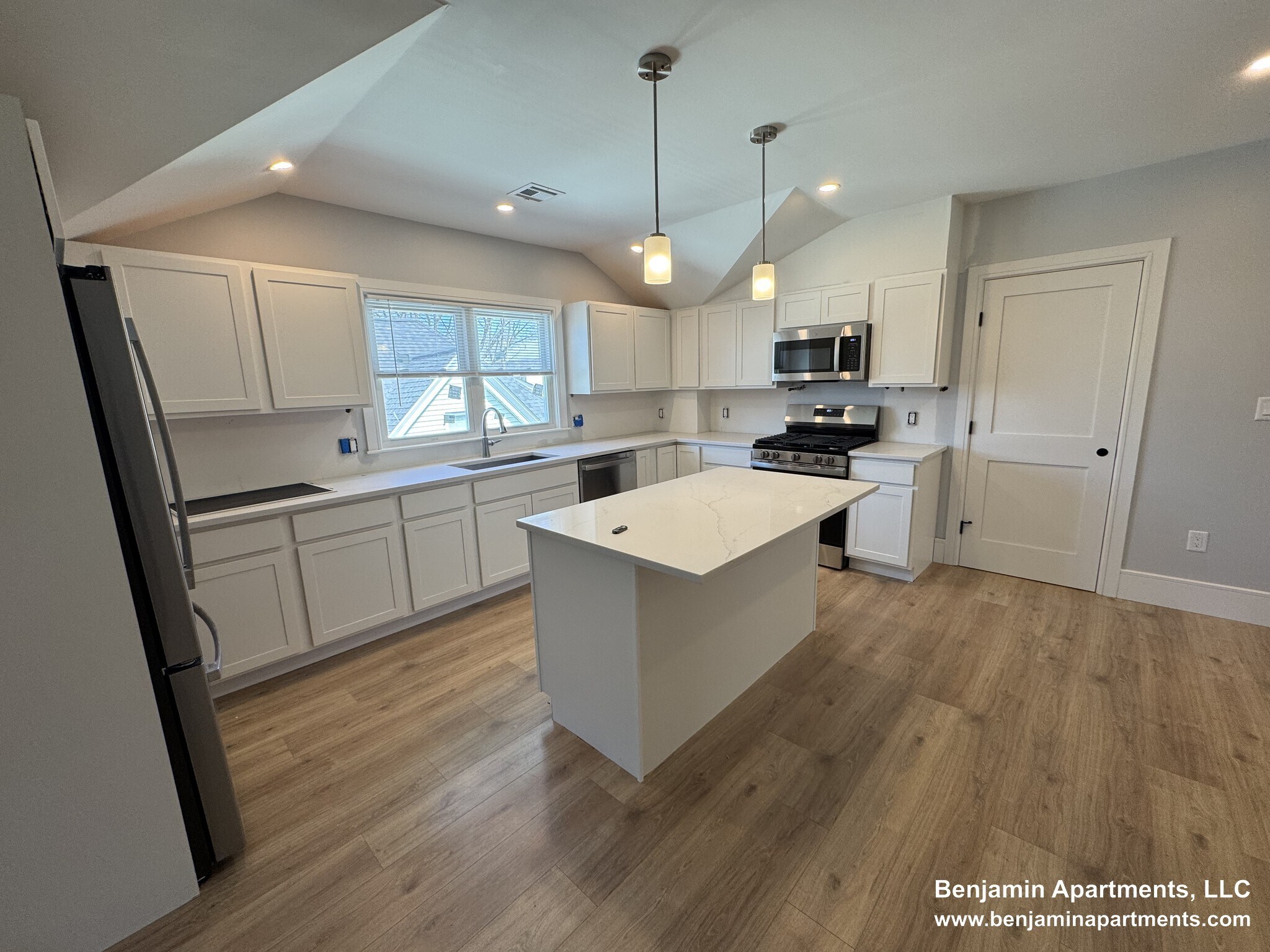 Building Photo - 28 Brooks St