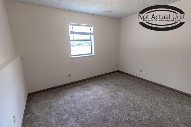 Building Photo - 420 NE Park Ln