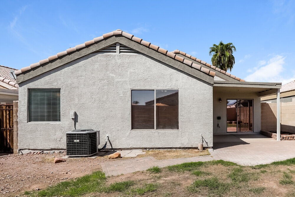 Building Photo - 1141 W 18th Ave