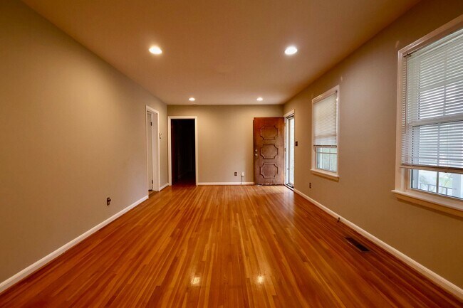 Building Photo - 536 Edgecrest Cir