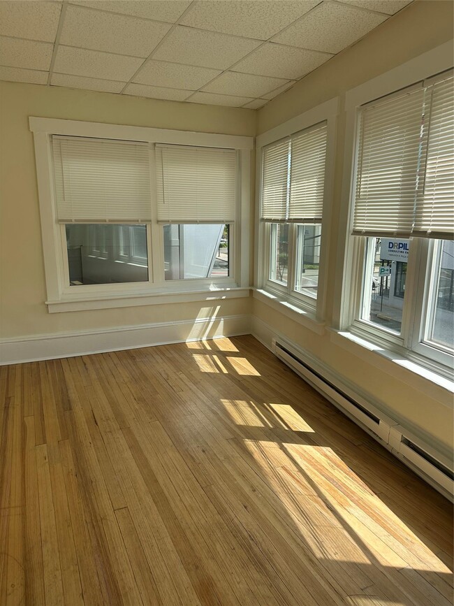 Primary Photo - 144 Main St