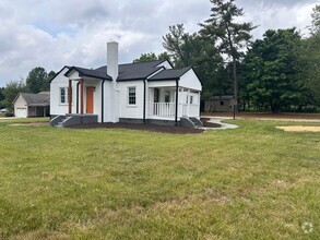 Building Photo - 2 Bedroom One Story Home on Over an Acre Lot