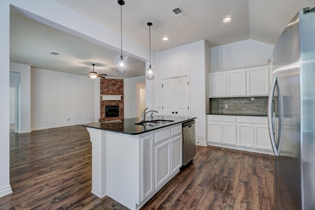 Building Photo - 3900 Sierra Vista Way