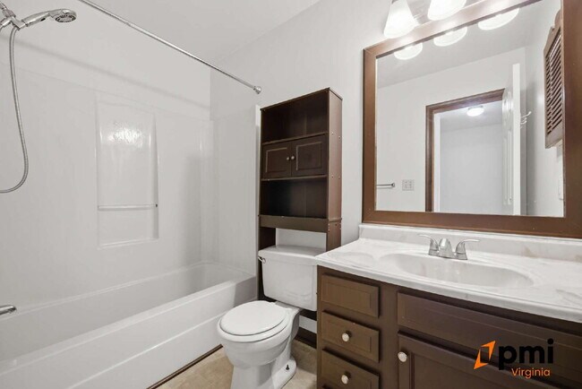 Building Photo - UPDATED 3 BEDROOM 2.5 BATH, FENCED YARD PETS ALLOWED