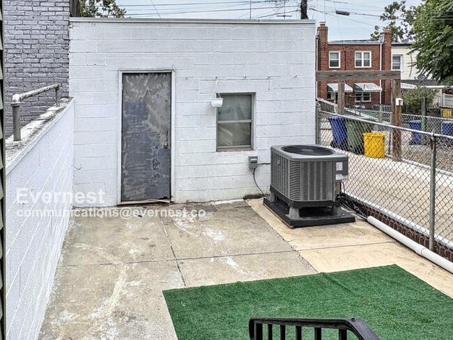 Building Photo - 260 S Highland Ave