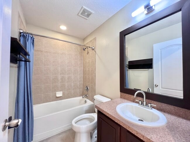 Building Photo - PRICE REDUCED!  Gorgeous 3-bedroom, 2 1/2-...
