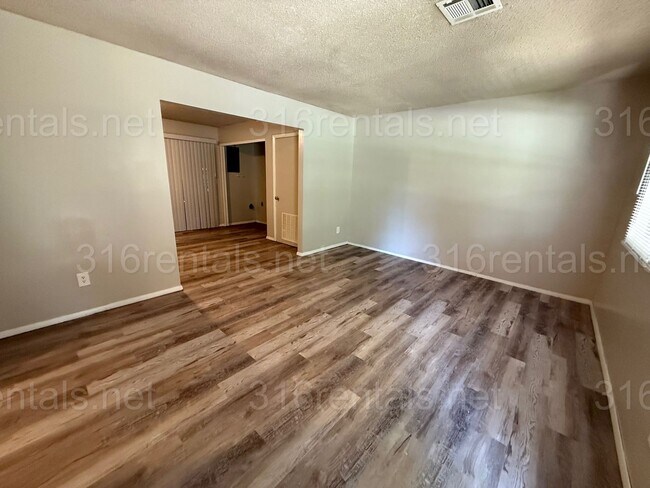 Building Photo - $825 - 2 bedroom/ 1 bathroom - Duplex