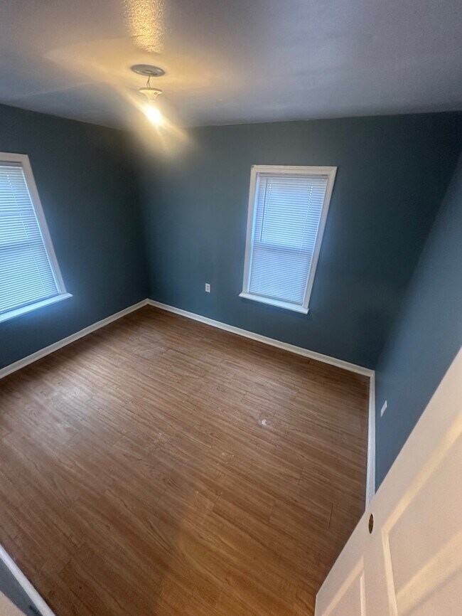 Building Photo - 3 Bed 1 bath ranch with Garage