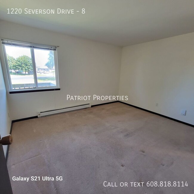 Building Photo - 1 bedroom/ 1 bath apartment in Sun Prairie...