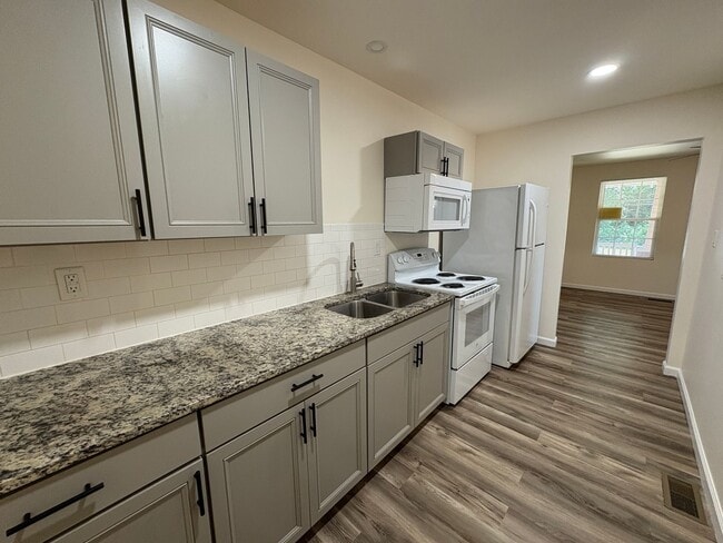 Building Photo - Affordable and Adorable Duplex in Enderly ...