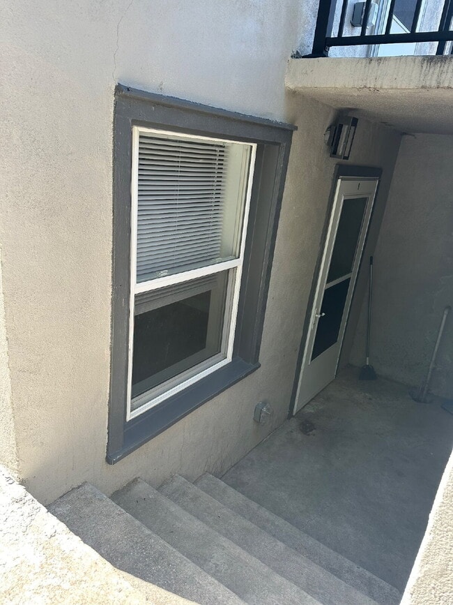 Building Photo - Garden Level Apartment Ready Now!