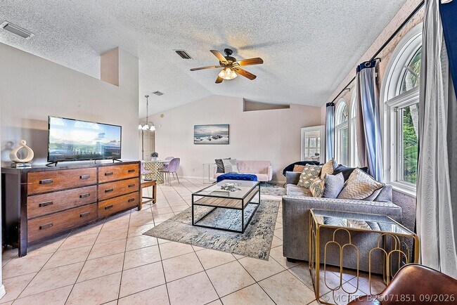 Building Photo - 414 SW Lairo Ave