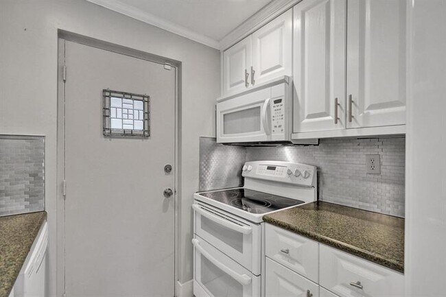 Building Photo - 1407 NE 56th St