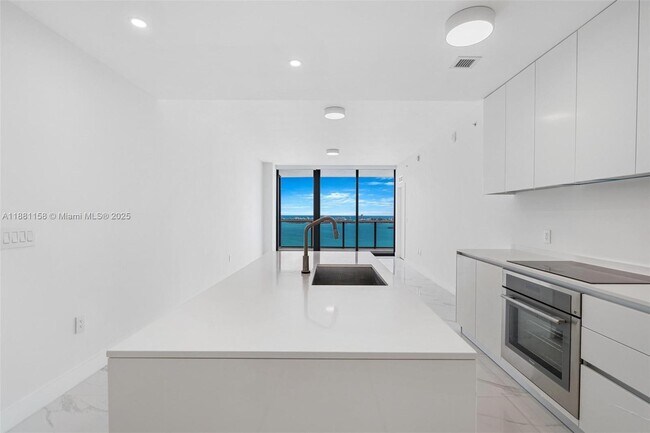 Building Photo - 700 NE 24th St