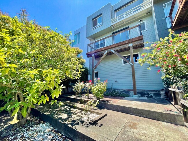 Building Photo - Contemporary, Stunning 3BR/2.5BA Noe Valley Home w/Tranquil Garden! PROGRESSIVE