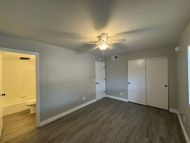 Building Photo - 2 Bedroom in the El Tovar Condominiums Nea...
