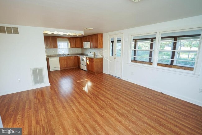 Building Photo - 33372 River View Ave