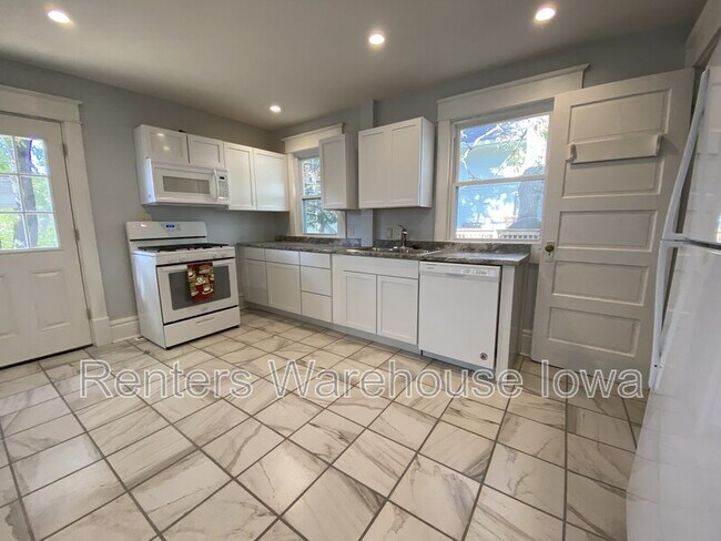 Building Photo - 1622 E 8th St