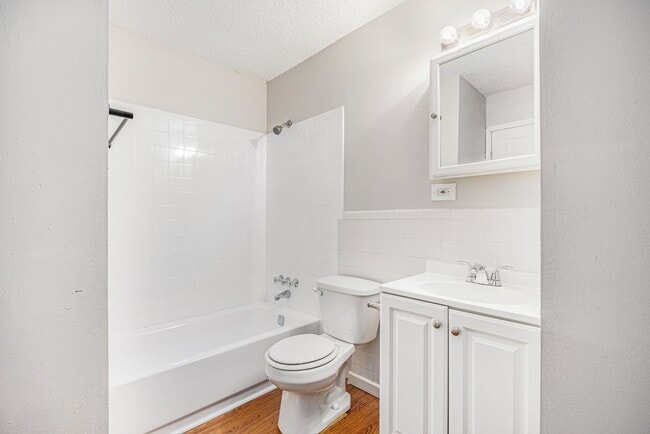 Building Photo - Beautiful 2BR/1BA Duplex in Independence!