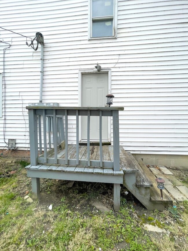 Building Photo - 906 W Main St