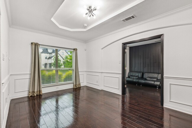 Building Photo - Luxurious in Little Elm