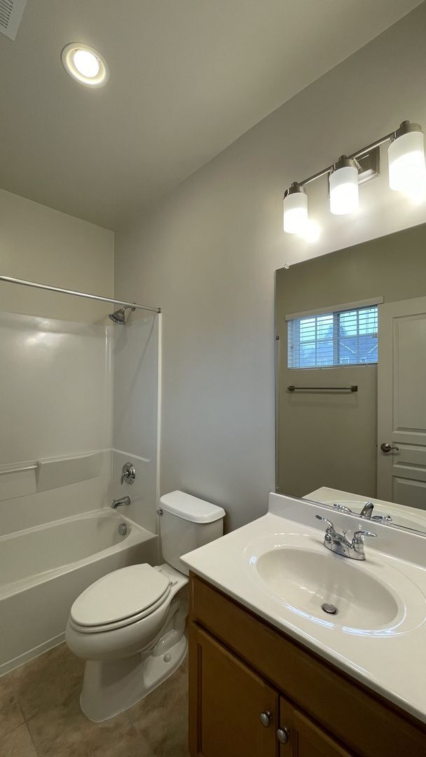 Building Photo - 5-Bedroom Colonial in Lake Ridge
