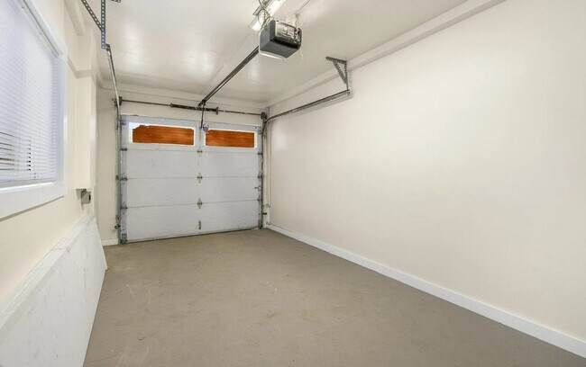 Building Photo - 2359 Oakwood Dr