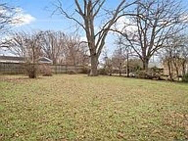 Building Photo - Updated 2 Bed 1 Bath Rental Home Tulsa