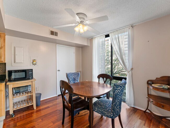 Building Photo - This beautiful 1 bed, 1 bath condo with ov...