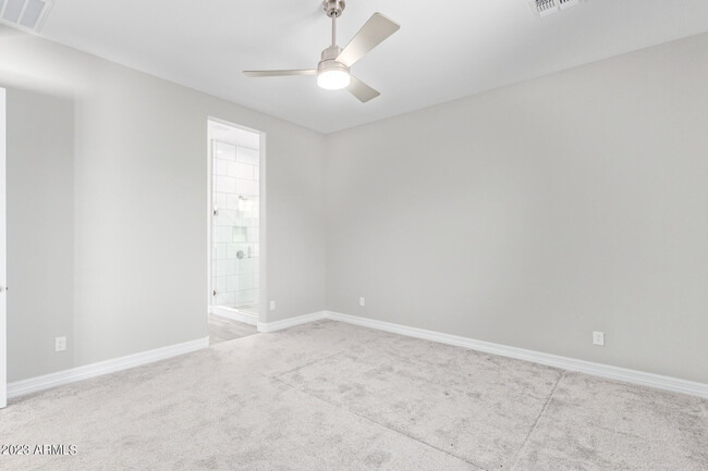 Building Photo - 18335 W Summerhaven Dr