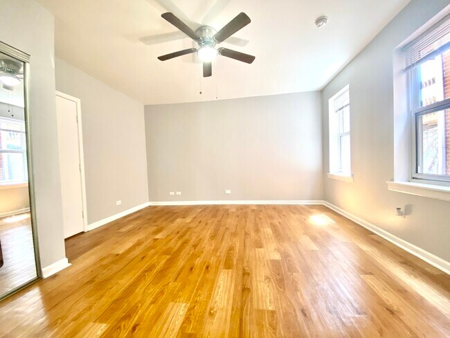 Building Photo - 4241 N Kenmore Ave