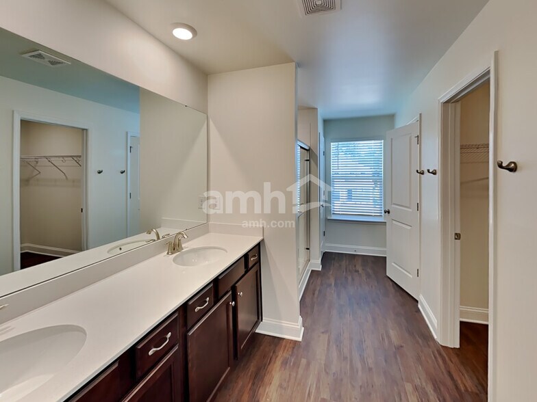 Building Photo - 550 Rivermist Dr
