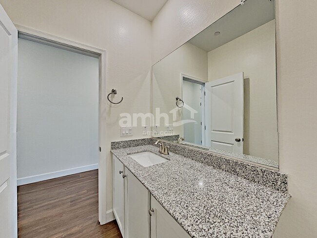 Building Photo - 12502 N 60th Ave