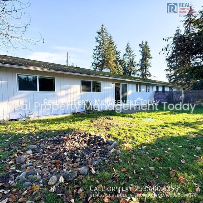 Building Photo - Charming and Updated 3 bed, 1.5 Bath Duple...