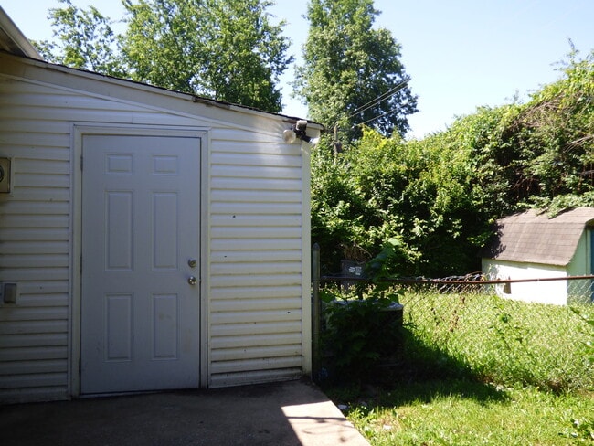 Building Photo - ORR731/733