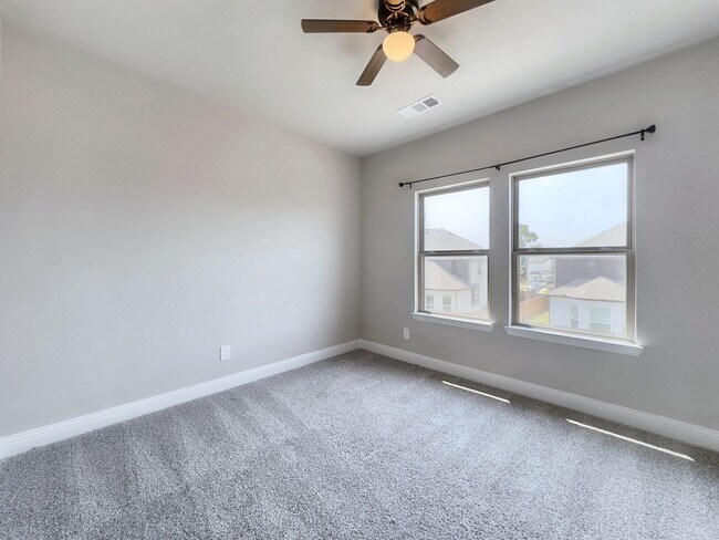 Building Photo - Gorgeous 4-Bedroom Home in Woodbridge Esta...