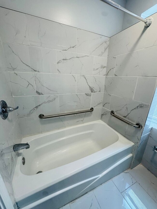 Building Photo - Remodeled 4bd/2 House with Rear yard!! SEC...