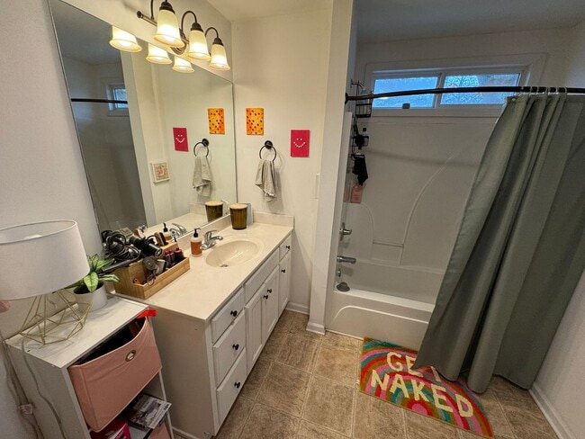 Building Photo - 4 Bedroom Downtown Beauty!